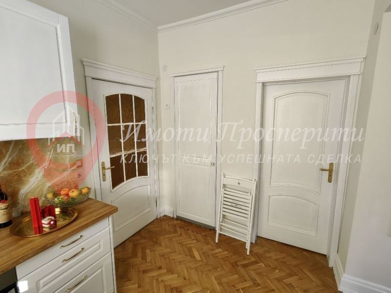 Дава се под наем Тристаен апартамент в София, Център - 75 кв.м за 1050 € - Снимка #3