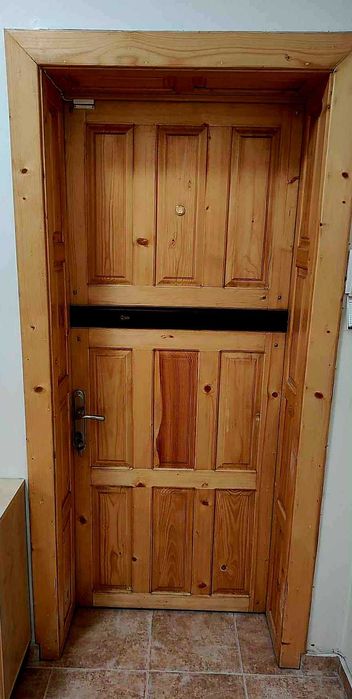 Входна дървена врата