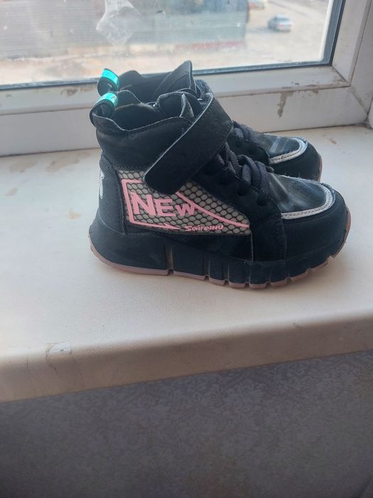 Продам кроссовки на девочку