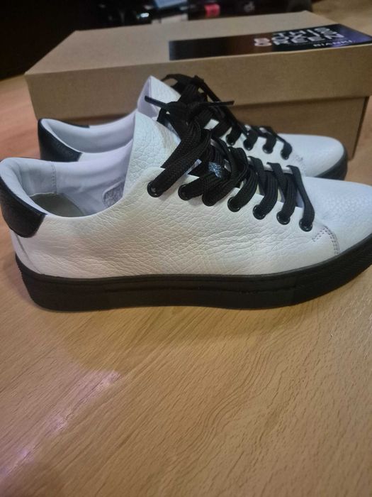 Бели кецове Bianki