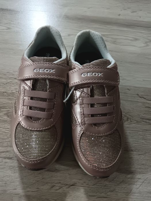 Vând adidași Geox