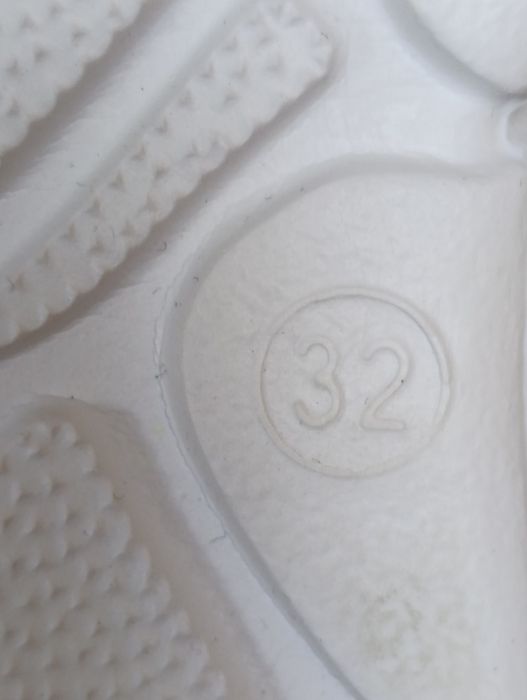 Продам детские кроссовки