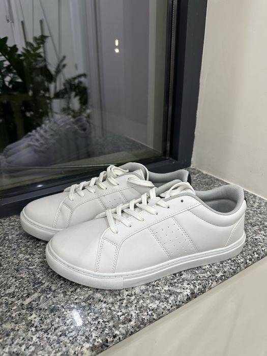 продаю белые кеды