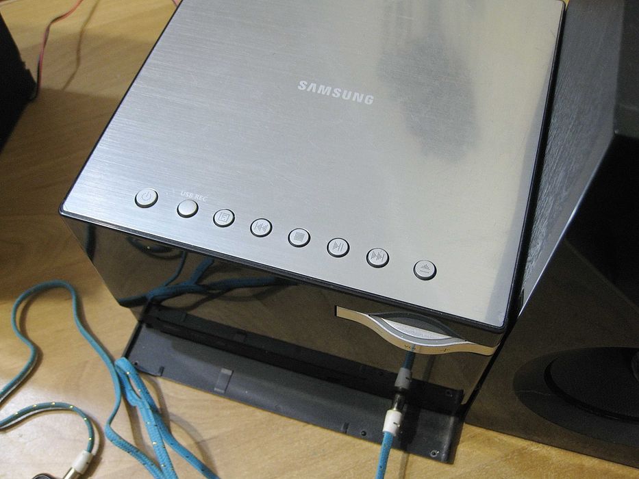 Музыкальный центр Samsung MM-E330D.