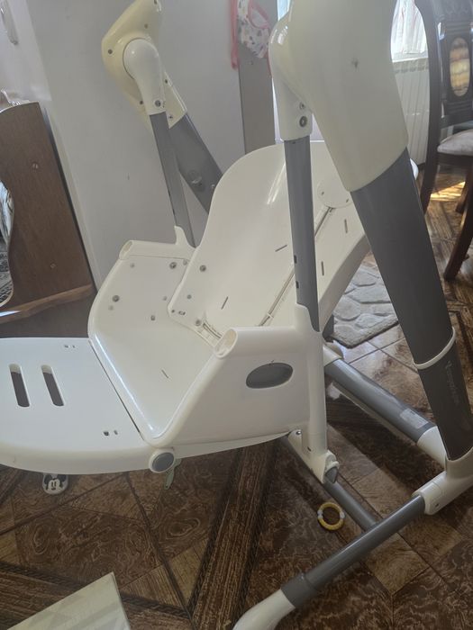 Scaun masă bebe cu leagăn electric