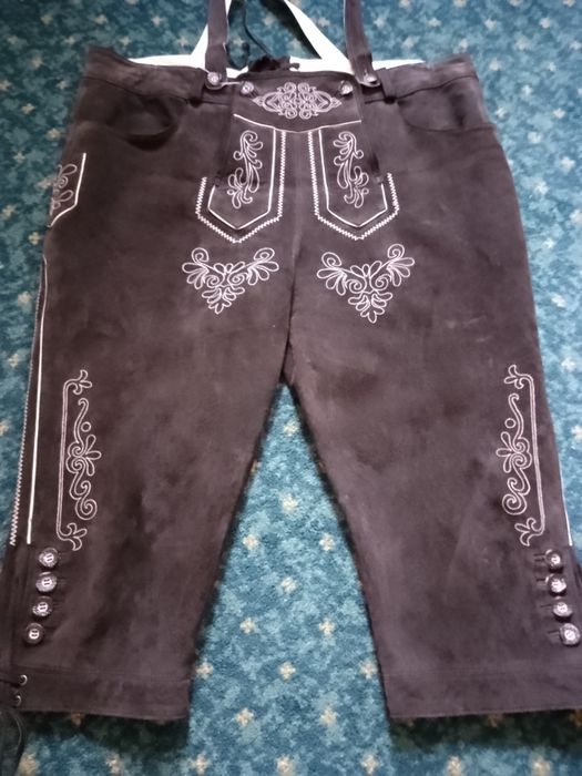 Vând pantaloni de bărbați din piele întoarsă.