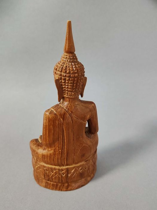 Statuie a lui Buddha așezat, sculptată manual, din lemn