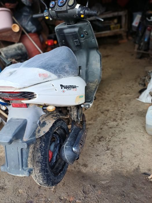 Vand scuter malaguti f 12  de 50 cc  răcire pe aer