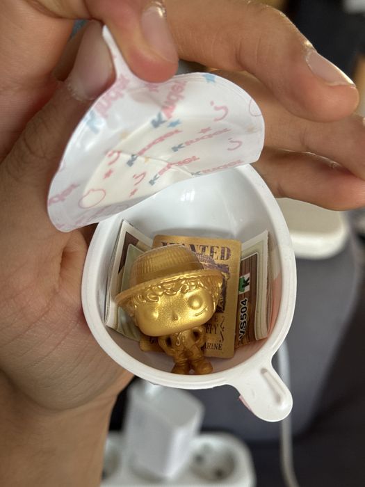 Золотая фигурка луффи one piece kinder joy