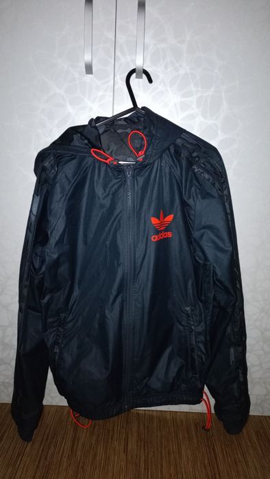 Яке Adidas с две лица