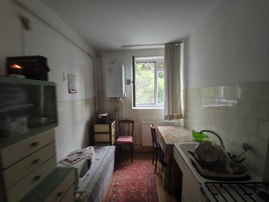 Proprietar vând apartament cu 2 camere, semidecomandat, situat pe Strada Spitalului, într-o zonă liniștită și cu acces facil către scoli,magazine