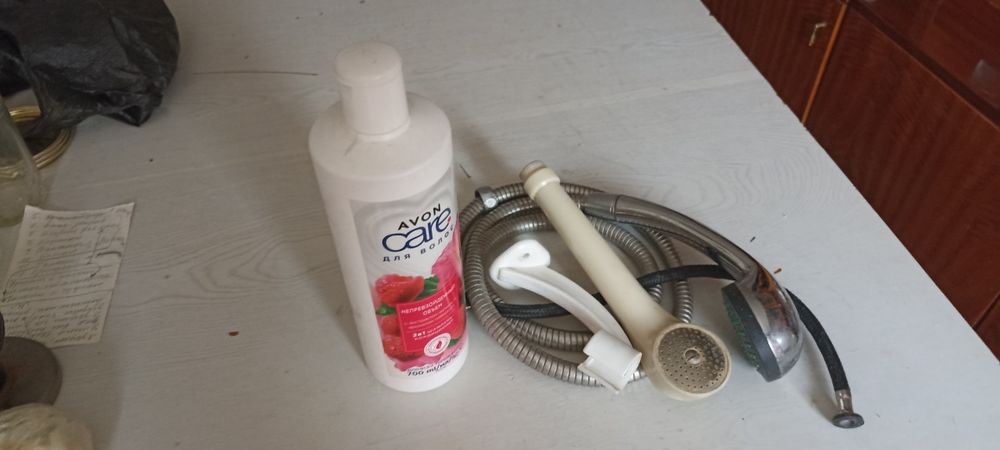 Шампунь Avon новый, шланг и лейка для душа б/у.