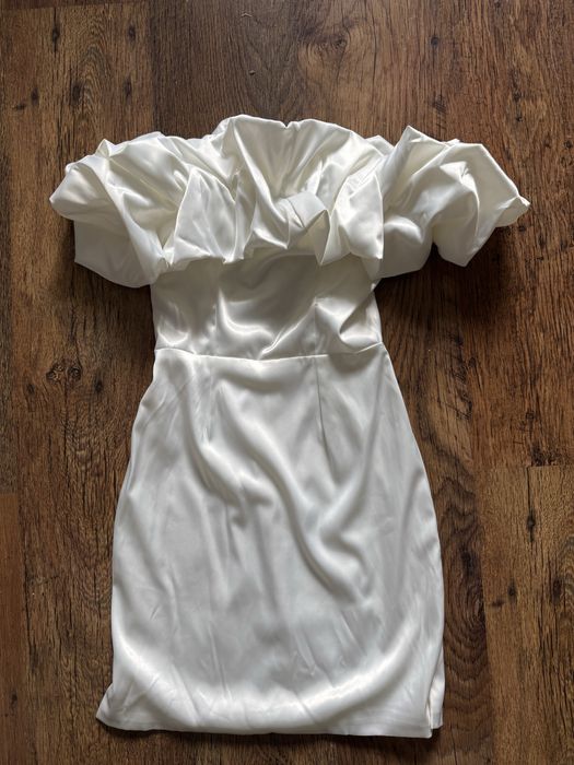 Елегантна бяла рокля