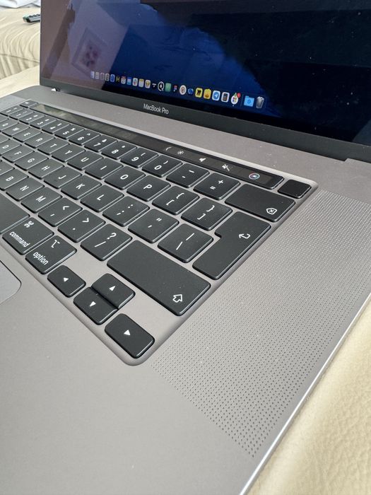 Macbook Pro 16” 1TB, placa video dedicata