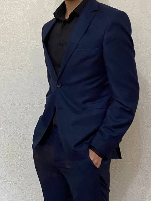 Мужской костюм продаётся