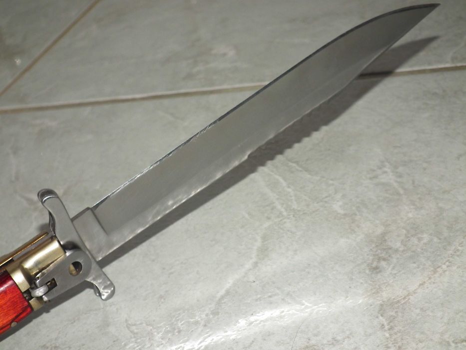 Briceag deosebit interesant de mari dimensiuni ín stare foarte buná