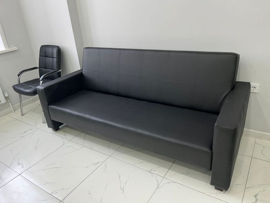 Продам диван кожаный для офиса