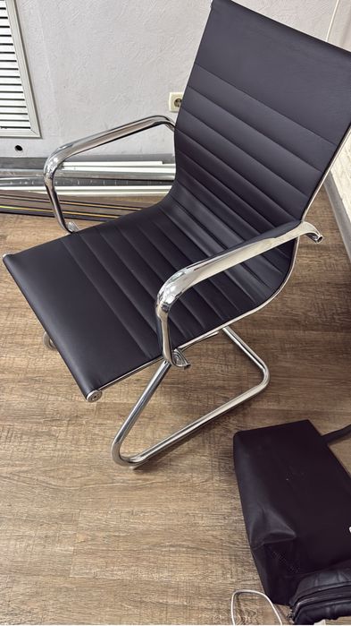 Черное офисное кресло