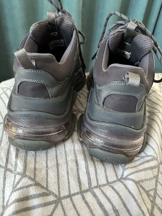 Balenciaga triple S grey