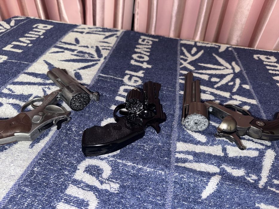 Продам игрушечные пистолеты