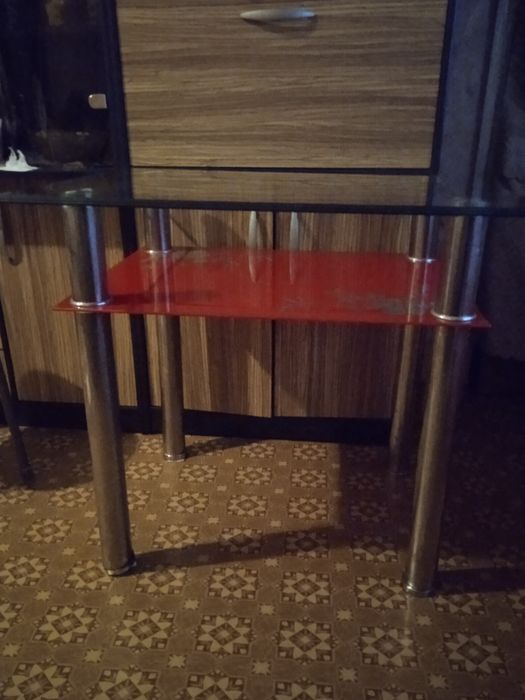 Стол из толстого тёмного стекла