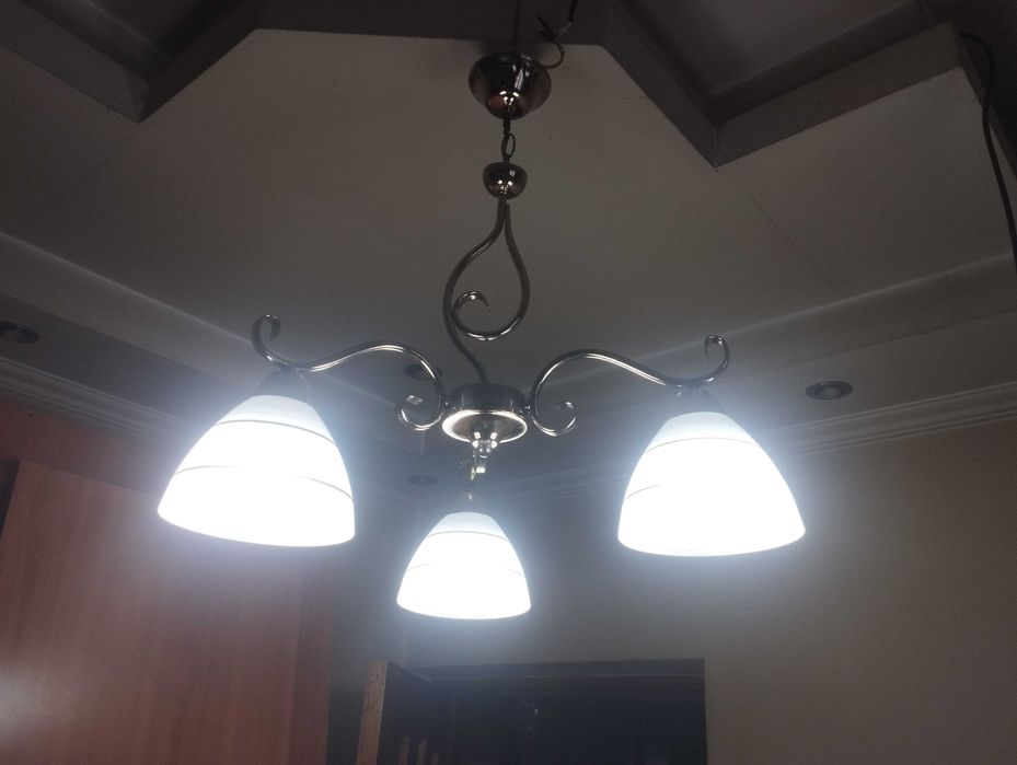 Продам 3-рожковую люстру.