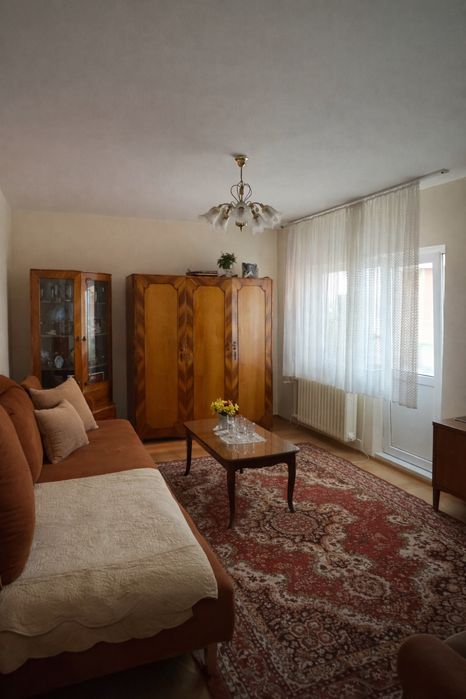 Proprietar – 2 camere decomandat, centrală proprie, balcon, zona Sens – 1100 lei
