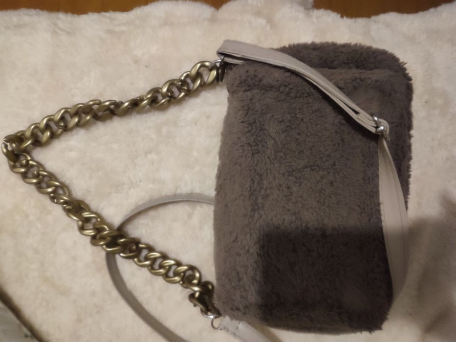 Сумочка меховая на ремне
