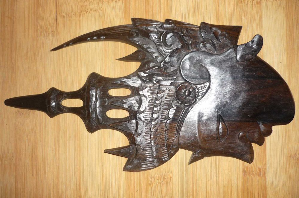 Декоративни дърворезбовaни кукерска, индианска и индийски пластики.