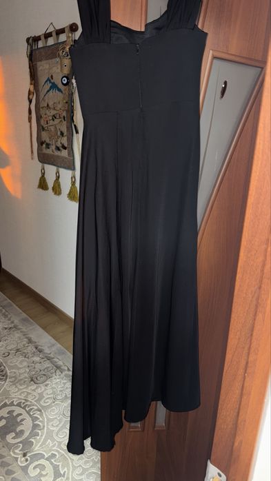 Черное платье со шлейфом