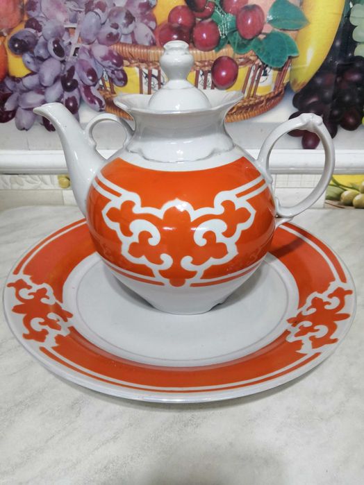 Продам фарфоровый чайник с блюдом