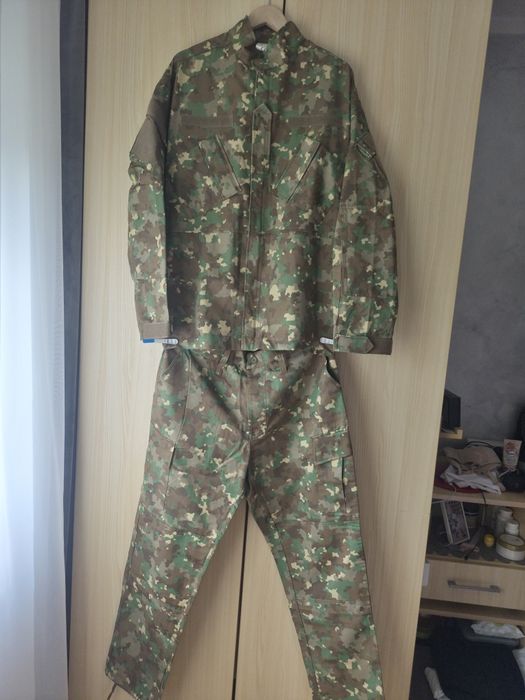 De vinzare  costum de camuflaj  de armată