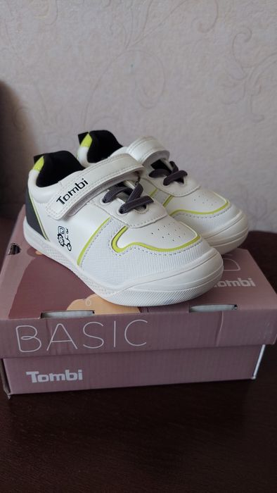 Продам детские кроссовки