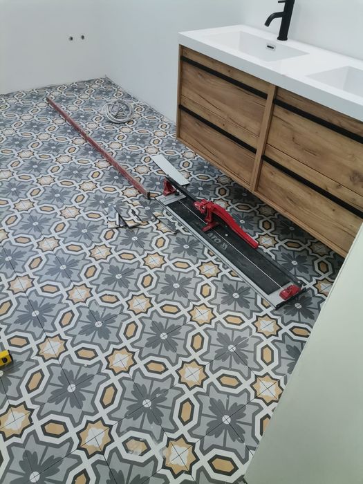 Amenajari interioare ( gresie , faianta ,glet lavabila, parchet)