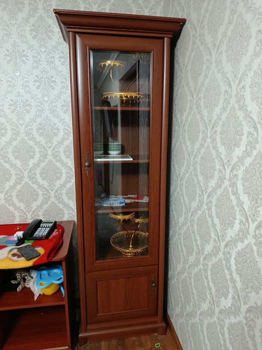 Продам современный сервант