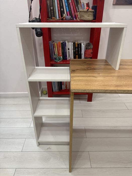 Письменный стол.