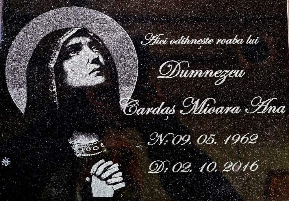 Fotogravura cimitir , granit negru , placa mormant, cruce, felinar