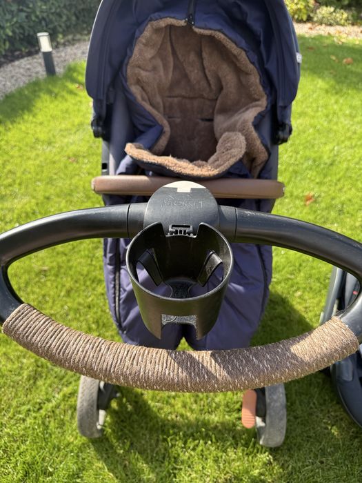 Детска количка Stokke със спален чувал и две бебешки кошници за кола. Аксесоарите към количката са включени в комплекта.