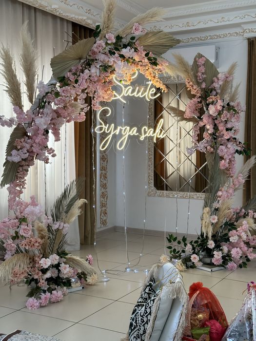 Неоновое сердце и надпись