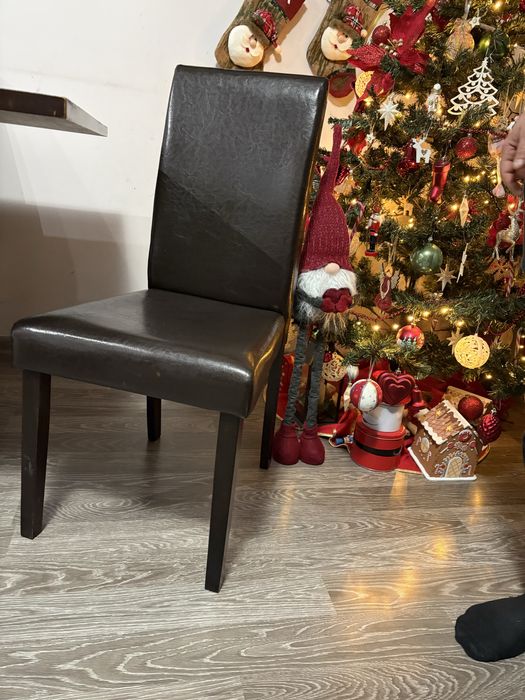 Трапезна маса и столове