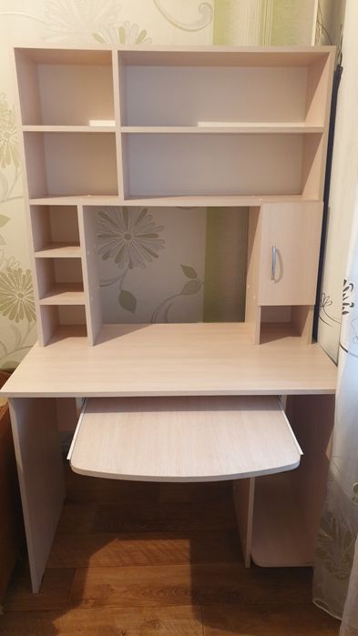 Стол письменный .