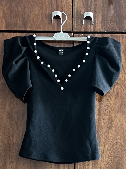 Елегантна черна тениска Shein (Размер XS) – С перли и буфан ръкави