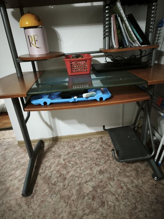 Продам компьютерный стол. Состояние хорошее.