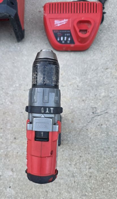 Milwaukee M12 filetanta cu percutie