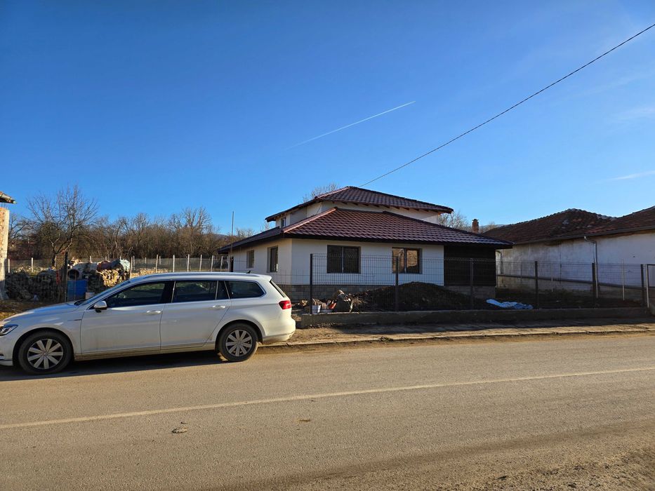 Реновирана къща с  голям двор в  с. Kъпиново / Велико Търново