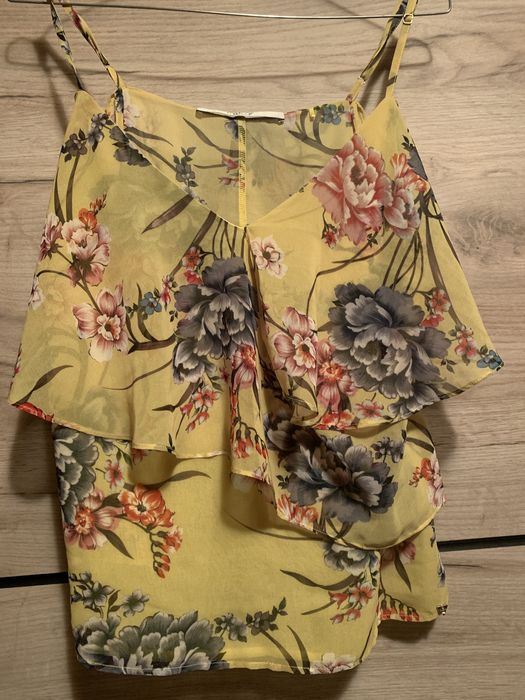 Maiou Guess,in conditii foarte bune,purtat de cateva ori ,fara defect