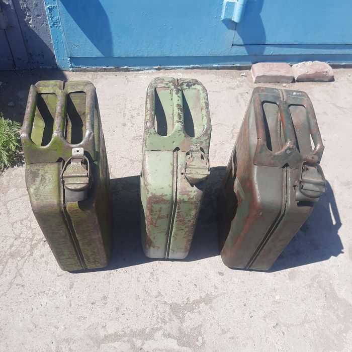 Продам канистры железные