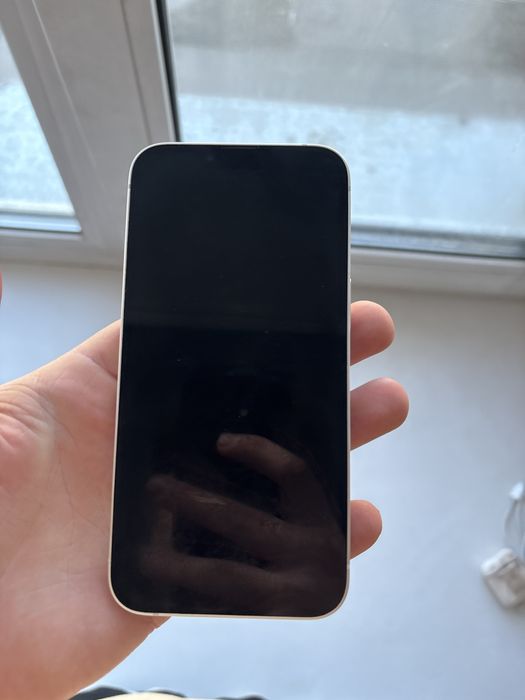 Продам iPhone 13, белый, в отличном состоянии