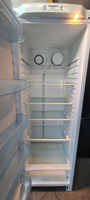 Хладилник с вентилатор Electrolux ERE38400W  180см А+
