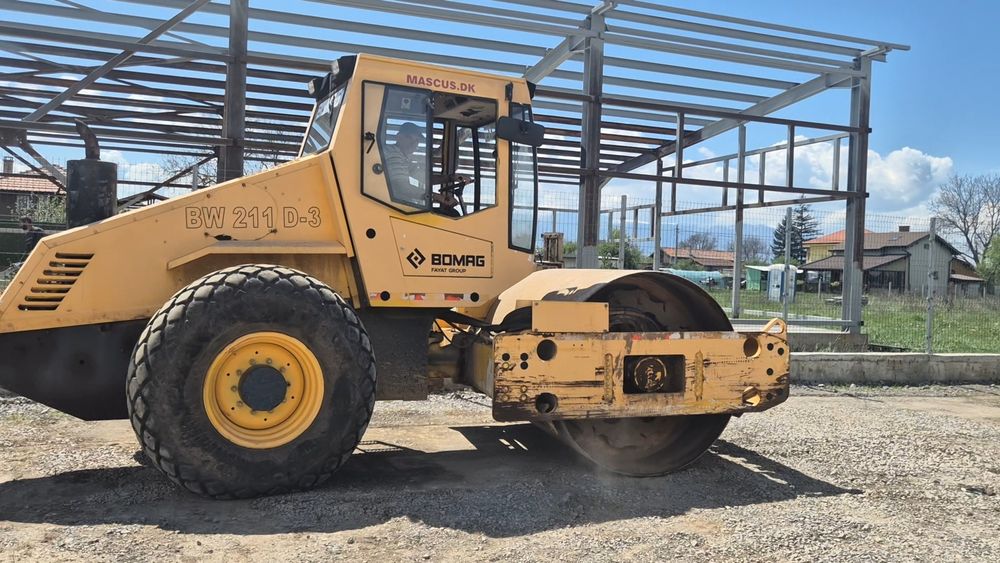 Услуги с мини багер  2500кг. Хидравличен чук 150кг..